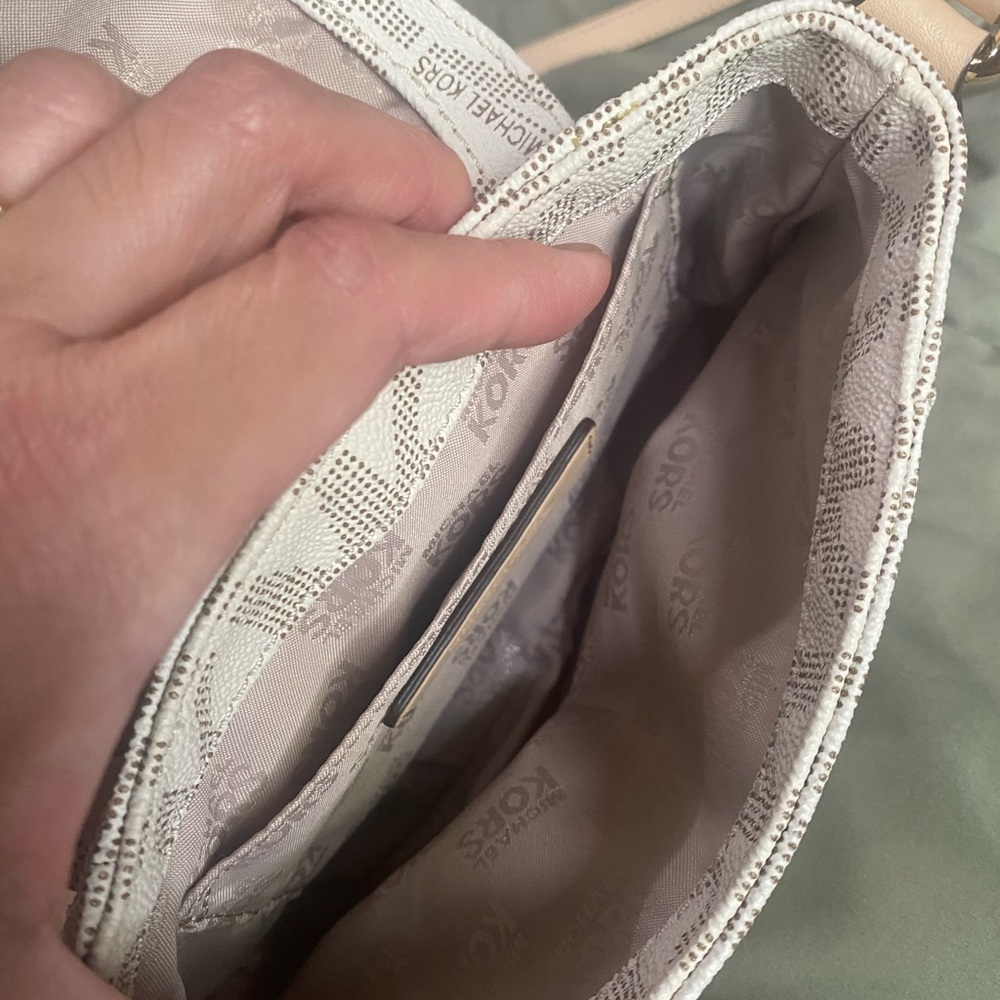 Michael Kors small purse - Picture 3 of 10